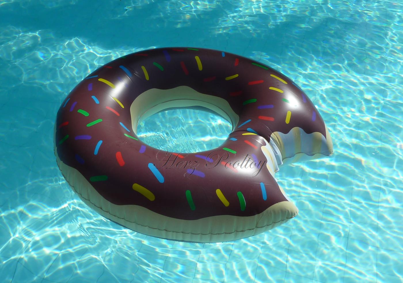 XL aufblasbarer Swimmreifen/Schwimmrind "Donut mit Biss" Schoki Pool toy ~110cm 