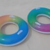 Schwimmreifen im Regenbogen Design – Bild 2