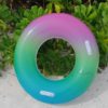 Schwimmreifen im Regenbogen Design – Bild 6