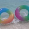 Schwimmreifen im Regenbogen Design – Bild 3