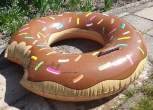 Schwimmreifen im Donut mit Biss Style ~90 cm in Schoko