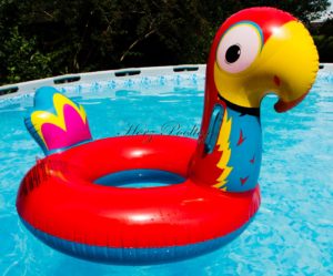Aufblasbarer Schwimmreifen "Papagei" Design