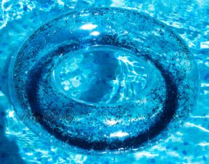 Schwimmreifen "Glitzer" Style mit blauem Glitzer