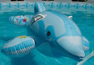 Aufblasbarer Delfin in Hellblau mit ~175x66 cm