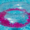 Großer Schwimmreifen "Federn" Style  Rot – Bild 4