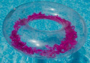 Großer Schwimmreifen "Federn" Style  Rot